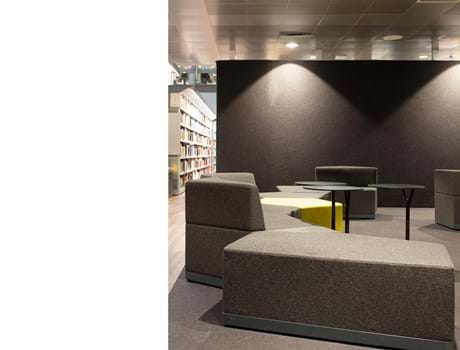 Fraster filt på væg i bibliotek