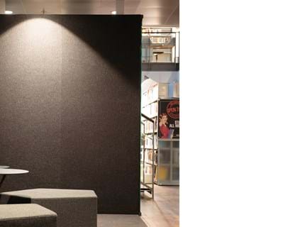 Fraster filt på væg i bibliotek