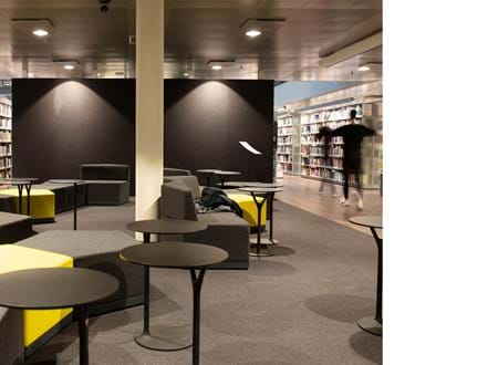 Fraster filt på væg i bibliotek