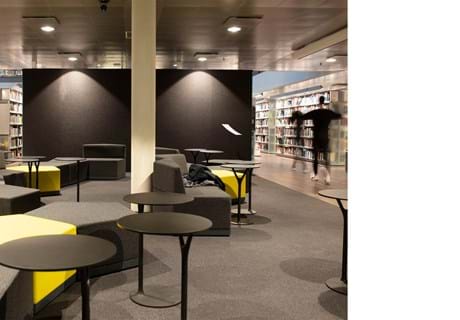 Fraster filt på væg i bibliotek