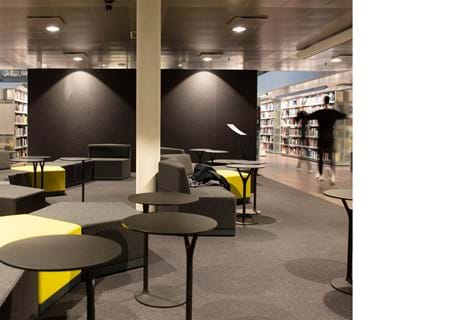 Fraster filt på væg i bibliotek