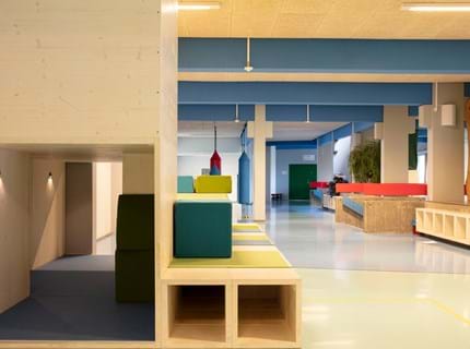 Filt udsmykning på gang på skole