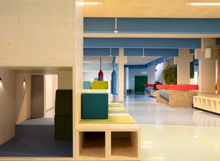 Filt udsmykning på gang på skole