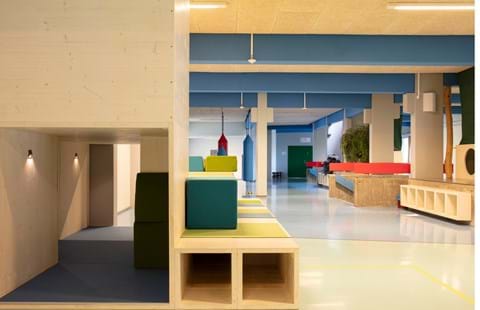 Filt udsmykning på gang på skole