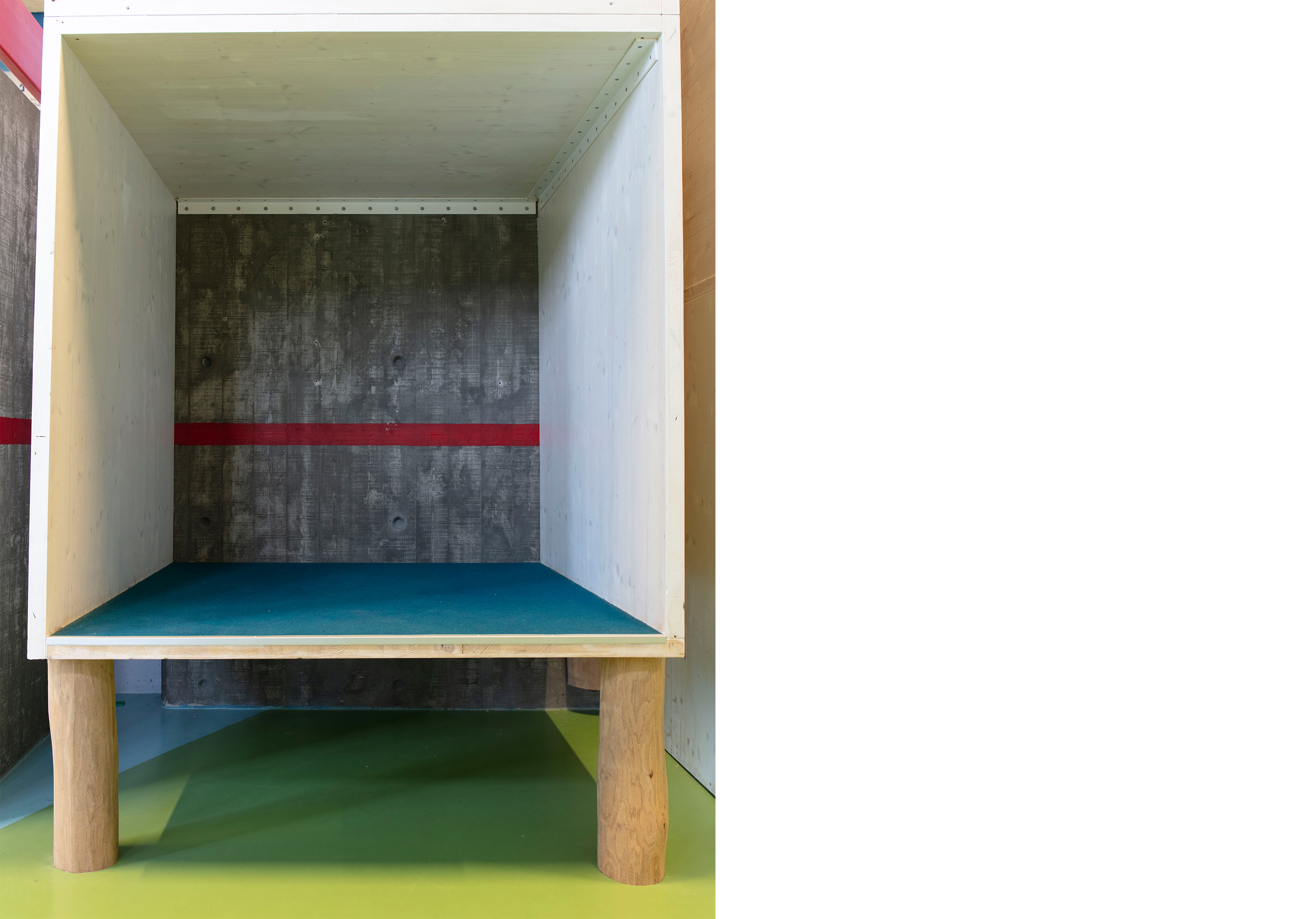 Filt  på gulv i træboks på skole