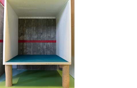 Filt  på gulv i træboks på skole