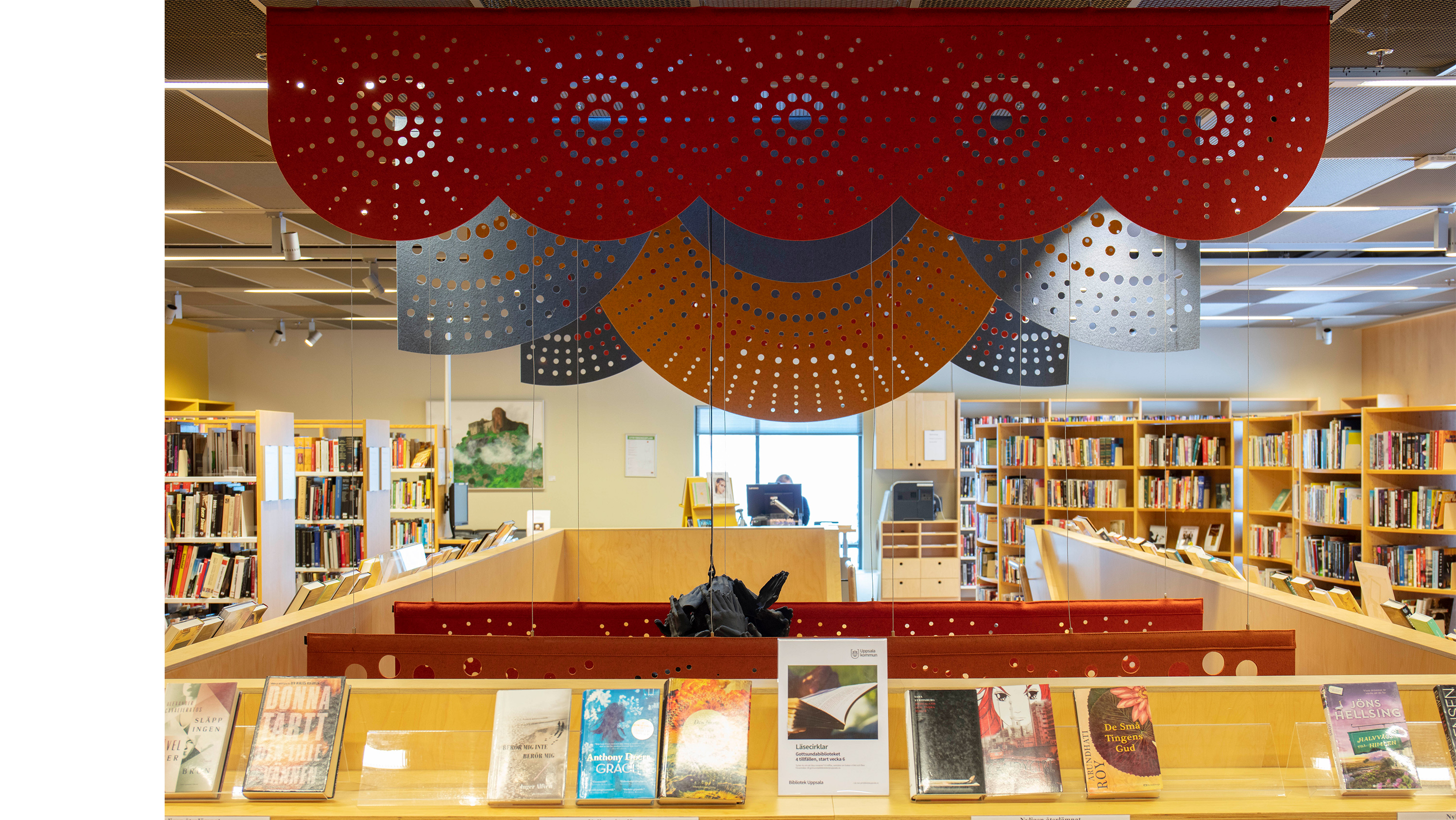 rødt og gult filt med udskæringer nedhængt fra loft