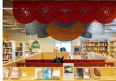 rødt og gult filt med udskæringer nedhængt fra loft