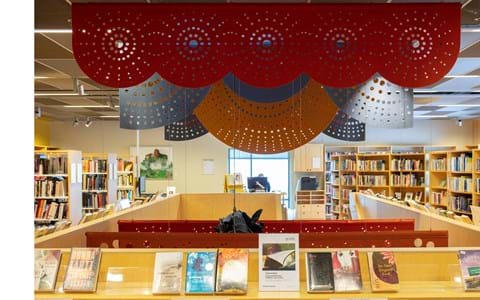 rødt og gult filt med udskæringer nedhængt fra loft