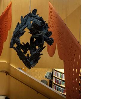 rødt og gult filt med udskæringer nedhængt fra loft