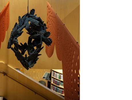 rødt og gult filt med udskæringer nedhængt fra loft