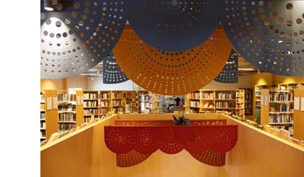 rødt og gult filt med udskæringer nedhængt fra loft