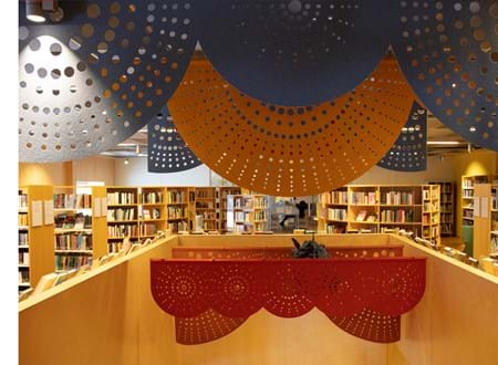 rødt og gult filt med udskæringer nedhængt fra loft