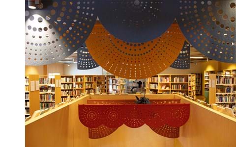 rødt og gult filt med udskæringer nedhængt fra loft