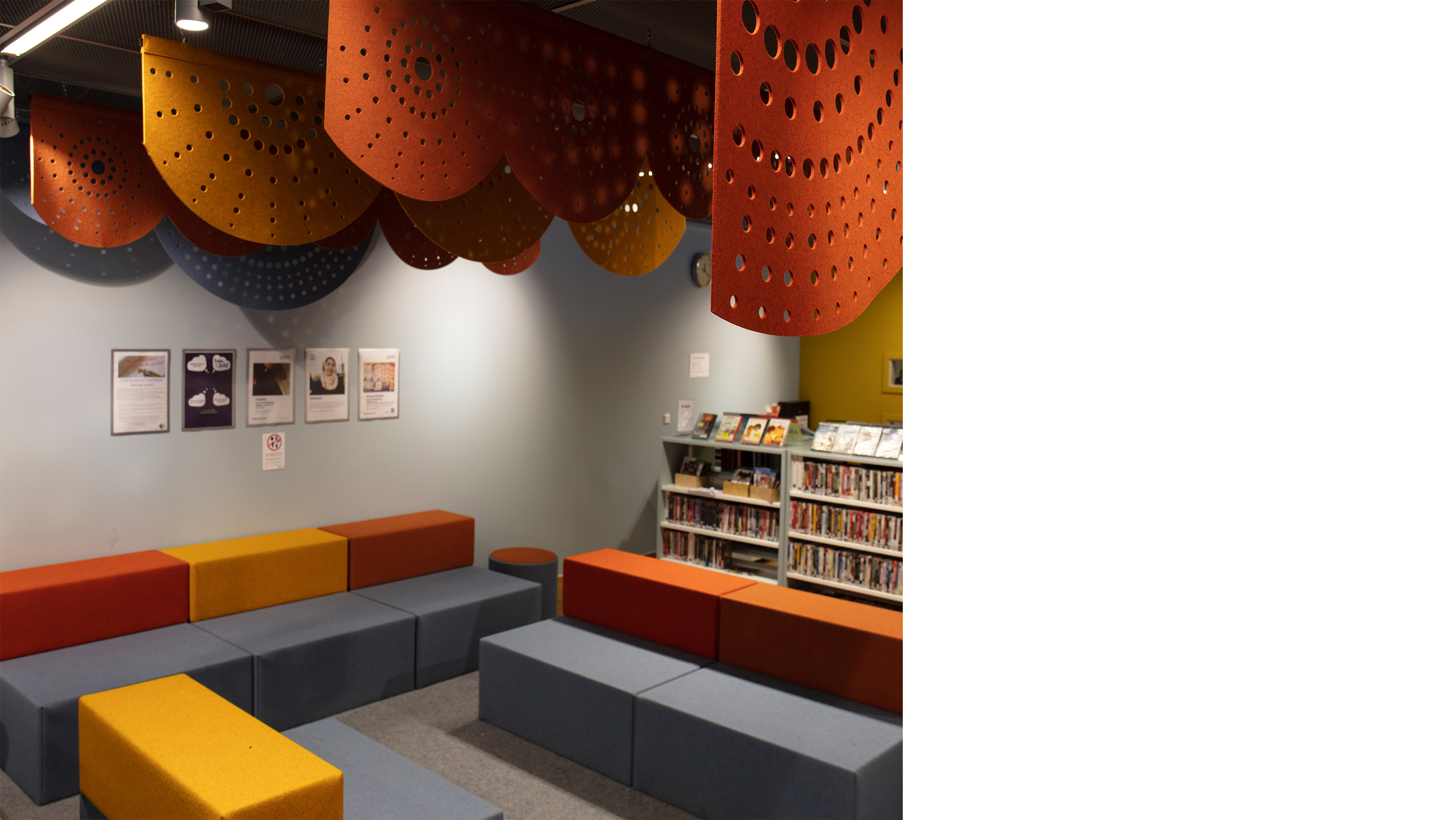 rødt og gult filt med udskæringer nedhængt fra loft