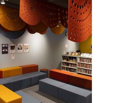 rødt og gult filt med udskæringer nedhængt fra loft