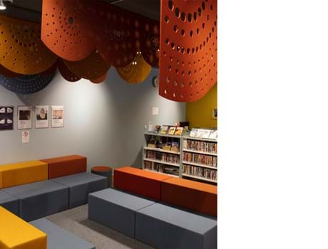 rødt og gult filt med udskæringer nedhængt fra loft