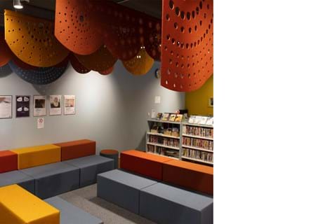 rødt og gult filt med udskæringer nedhængt fra loft