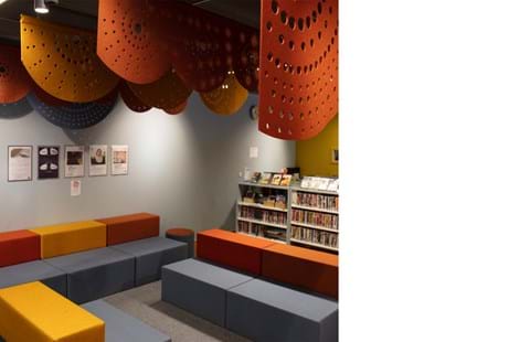 rødt og gult filt med udskæringer nedhængt fra loft