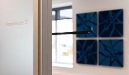 TwisterPlus akustikpanel i blå filt på væg