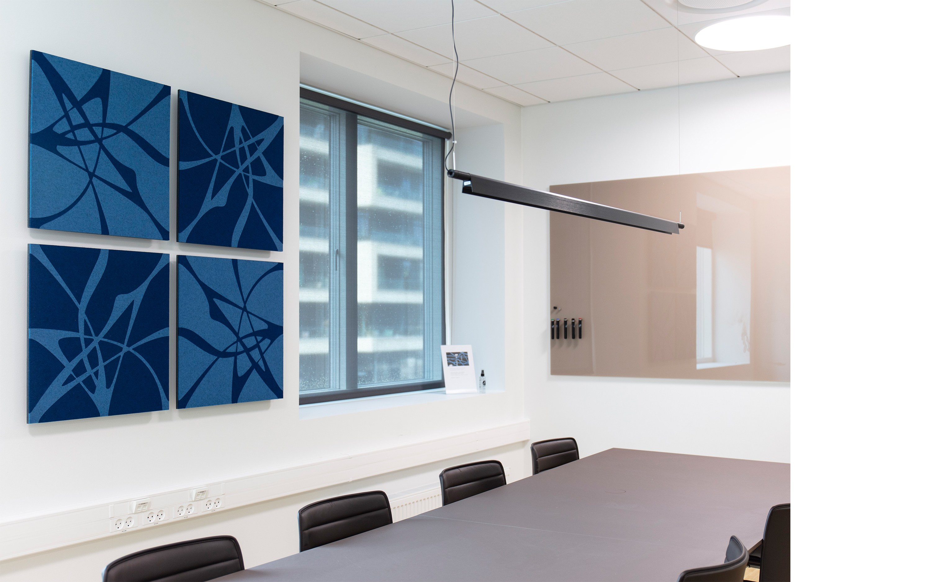 TwisterPlus akustikpanel i blå filt på væg