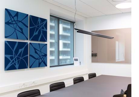 TwisterPlus akustikpanel i blå filt på væg