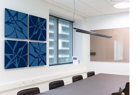 TwisterPlus akustikpanel i blå filt på væg