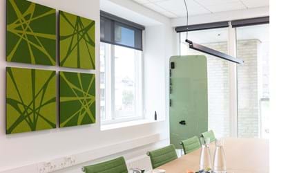 TwisterPlus akustikpanel i grøn filt på væg