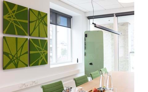 TwisterPlus akustikpanel i grøn filt på væg