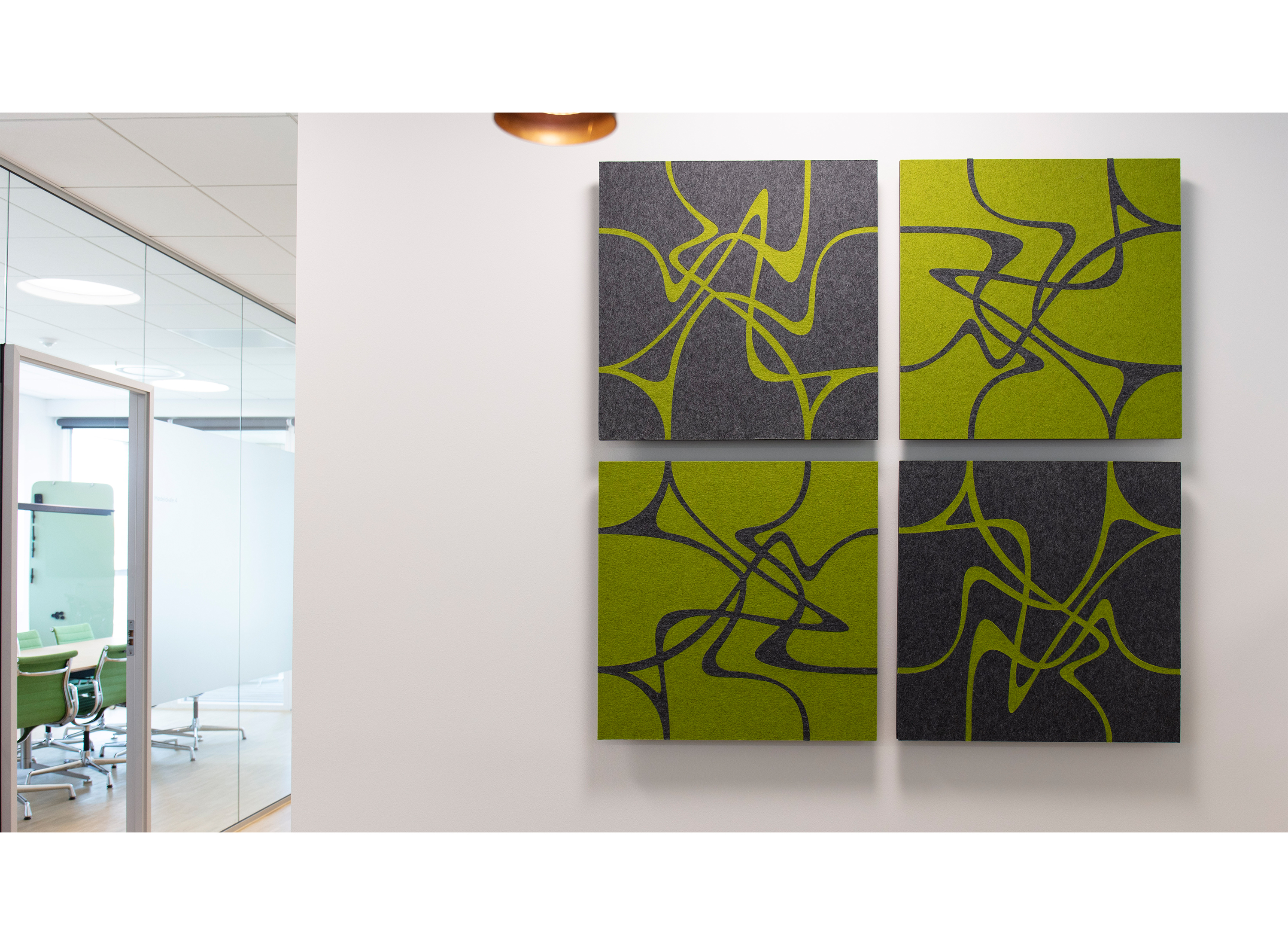 TwisterPlus akustikpanel i grøn filt på væg