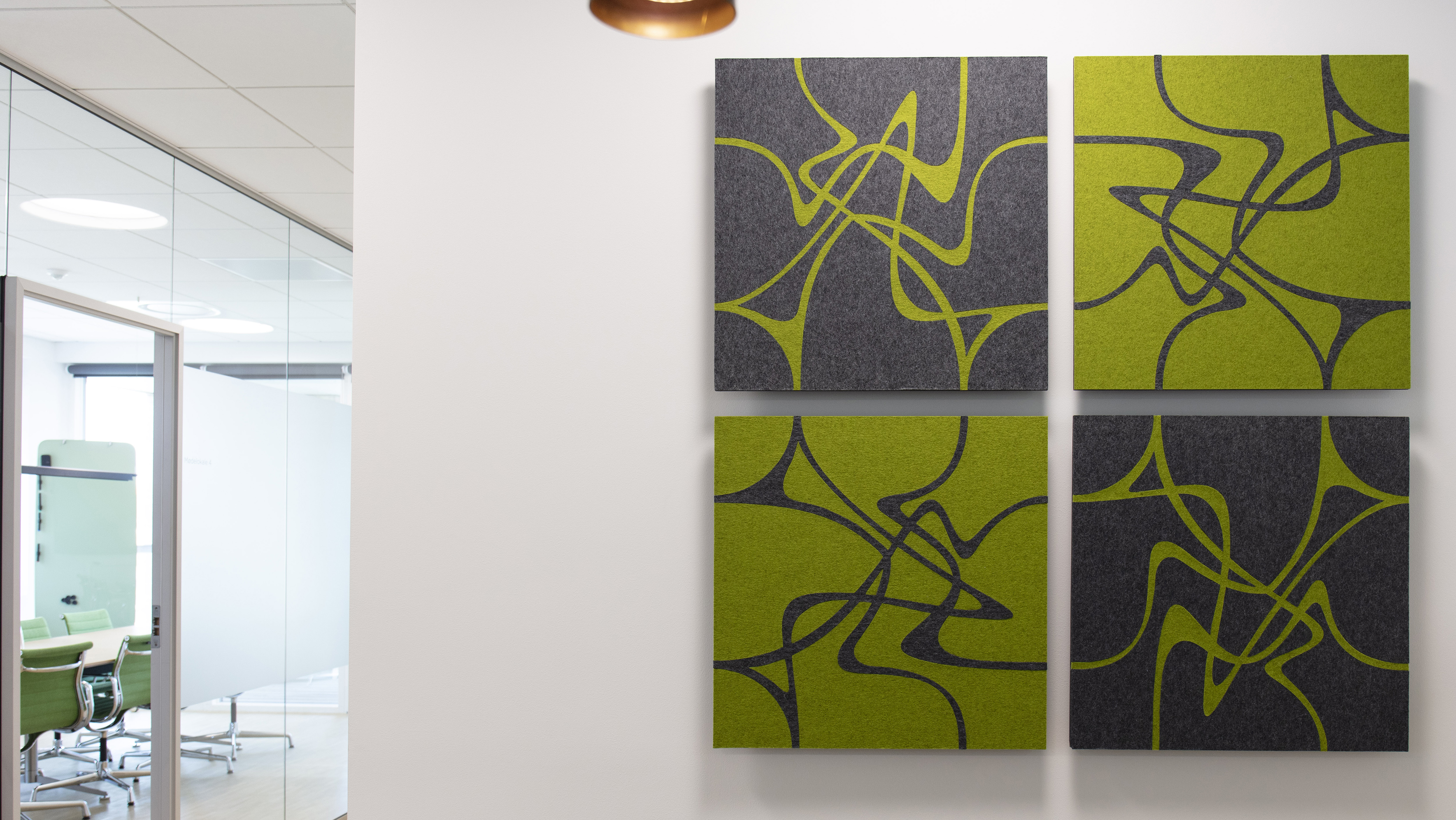 TwisterPlus akustikpanel i grøn filt på væg