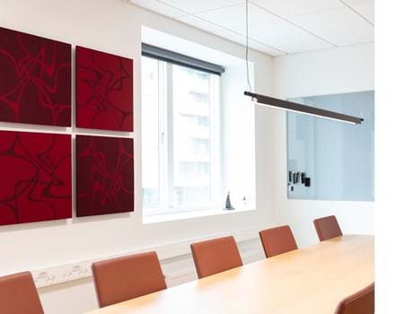 TwisterPlus akustikpanel i rød filt på væg