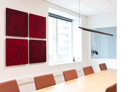 TwisterPlus akustikpanel i rød filt på væg