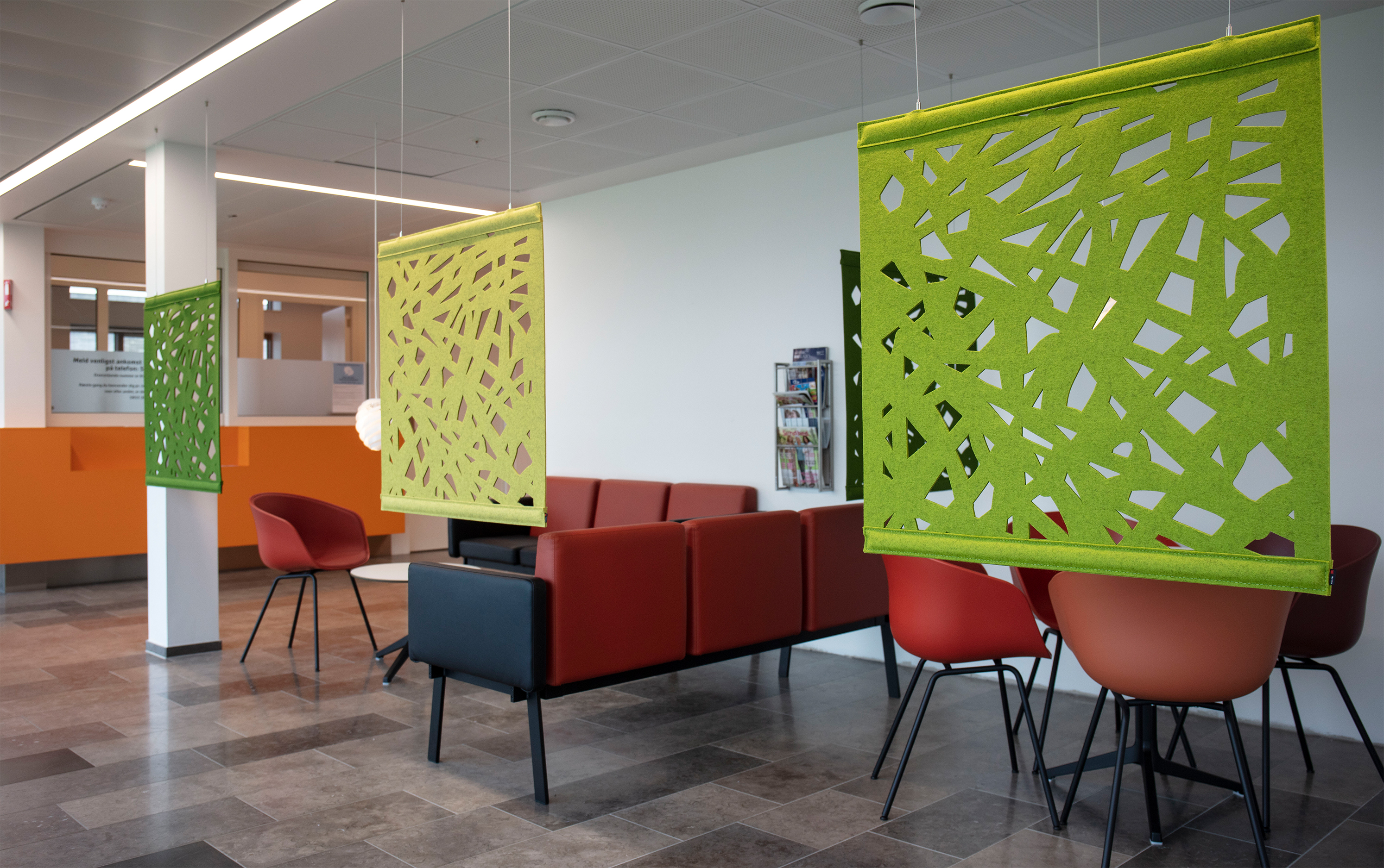 3 grønne rumdelere i filt i venterum på sygehus