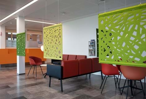 3 grønne rumdelere i filt i venterum på sygehus