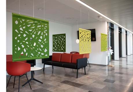 4 grønne rumdelere i filt i venterum på sygehus