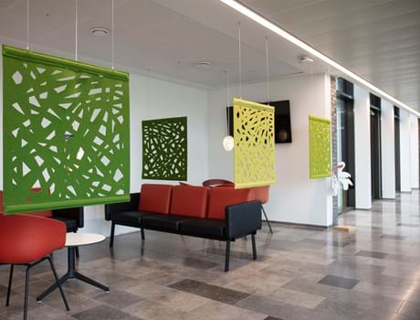 4 grønne rumdelere i filt i venterum på sygehus