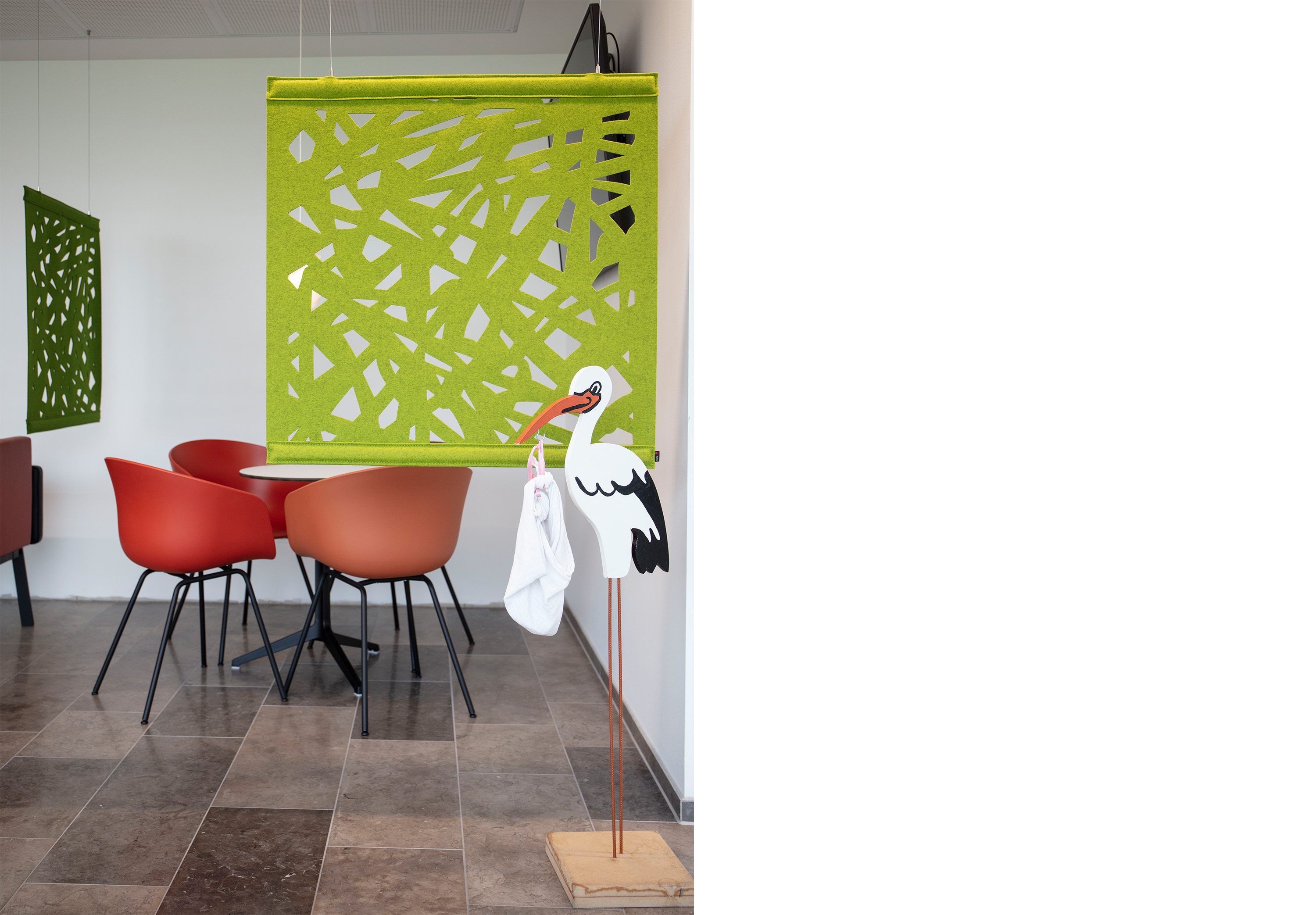 grøn rumdeler i filt i venterum på sygehus