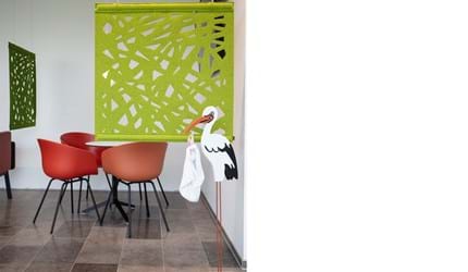 grøn rumdeler i filt i venterum på sygehus