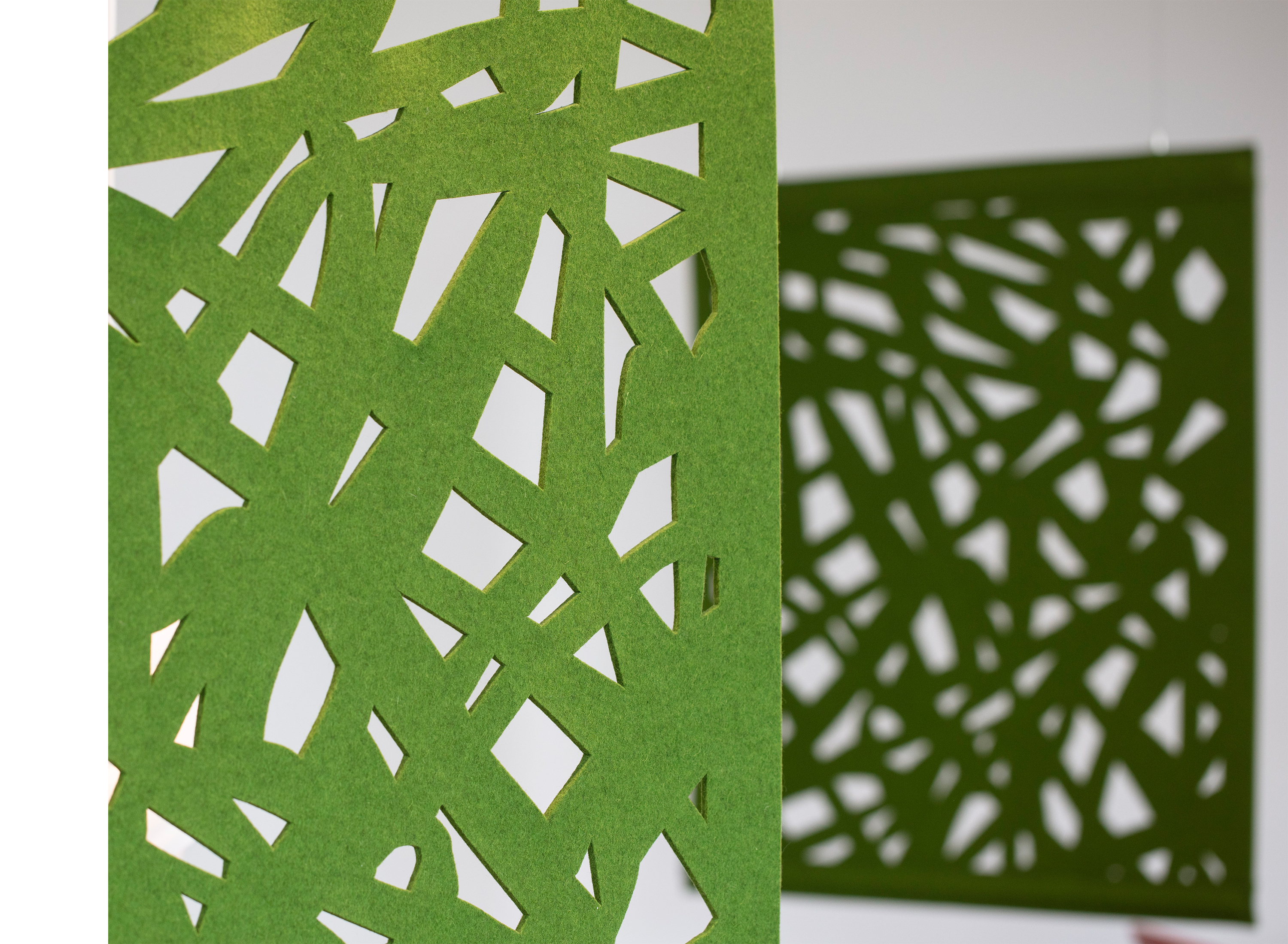 detalje af grøn rumdeler i filt