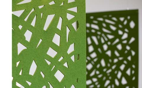 detalje af grøn rumdeler i filt