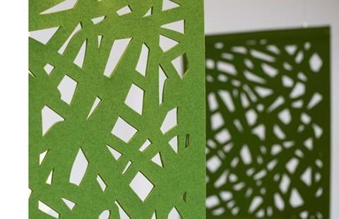 detalje af grøn rumdeler i filt