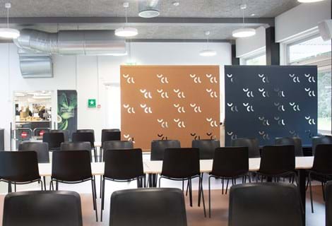 Rumdelere i filt i kantine på universitet med udskæringer