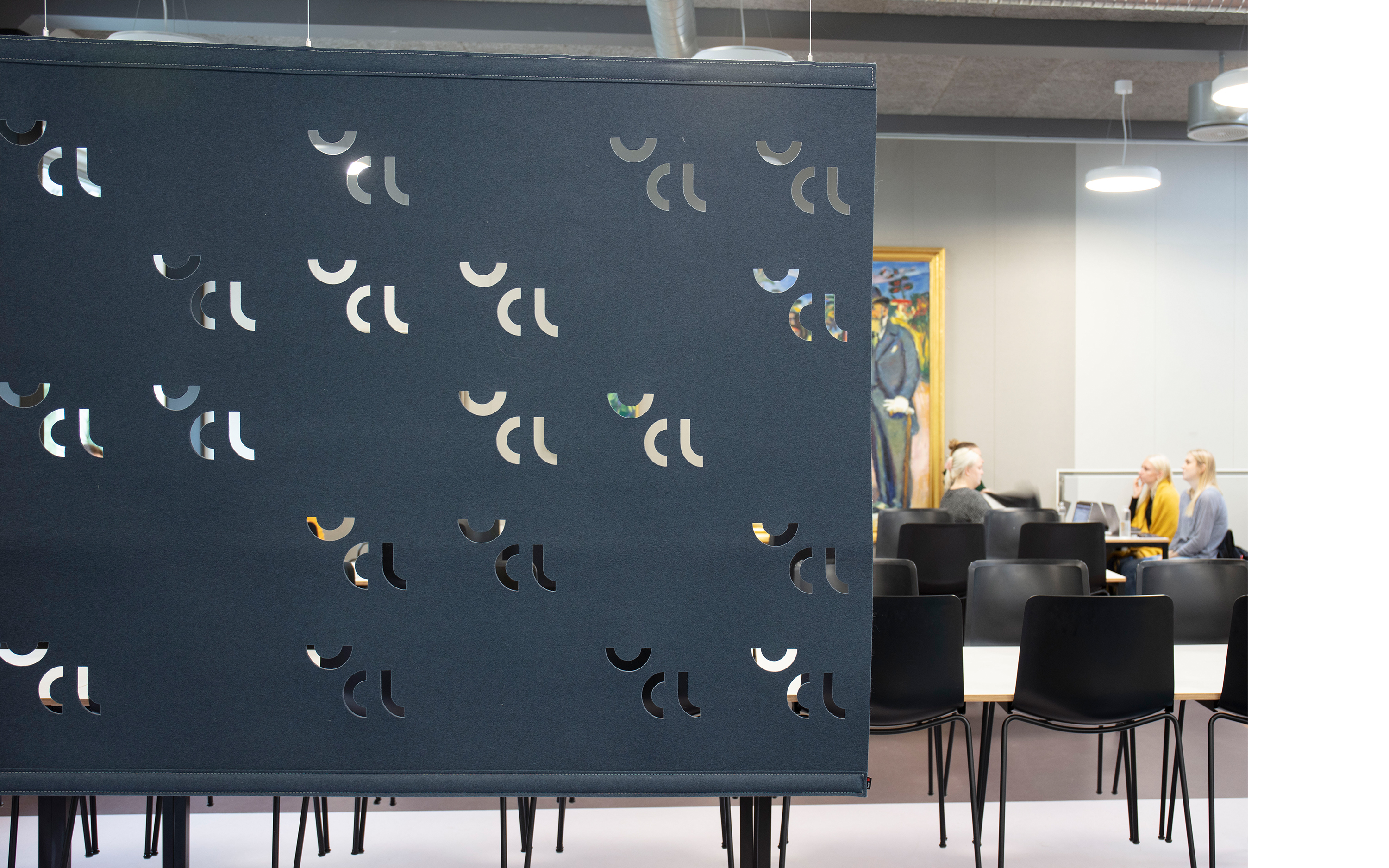 Rumdelere i filt i kantine på universitet med udskæringer (1)