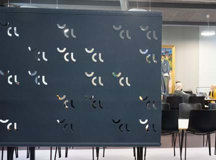 Rumdelere i filt i kantine på universitet med udskæringer (1)