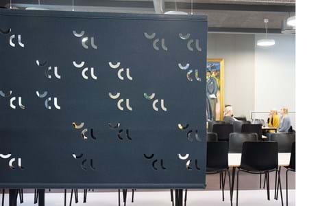 Rumdelere i filt i kantine på universitet med udskæringer (1)