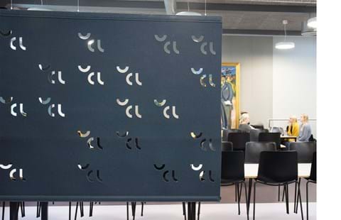 Rumdelere i filt i kantine på universitet med udskæringer (1)