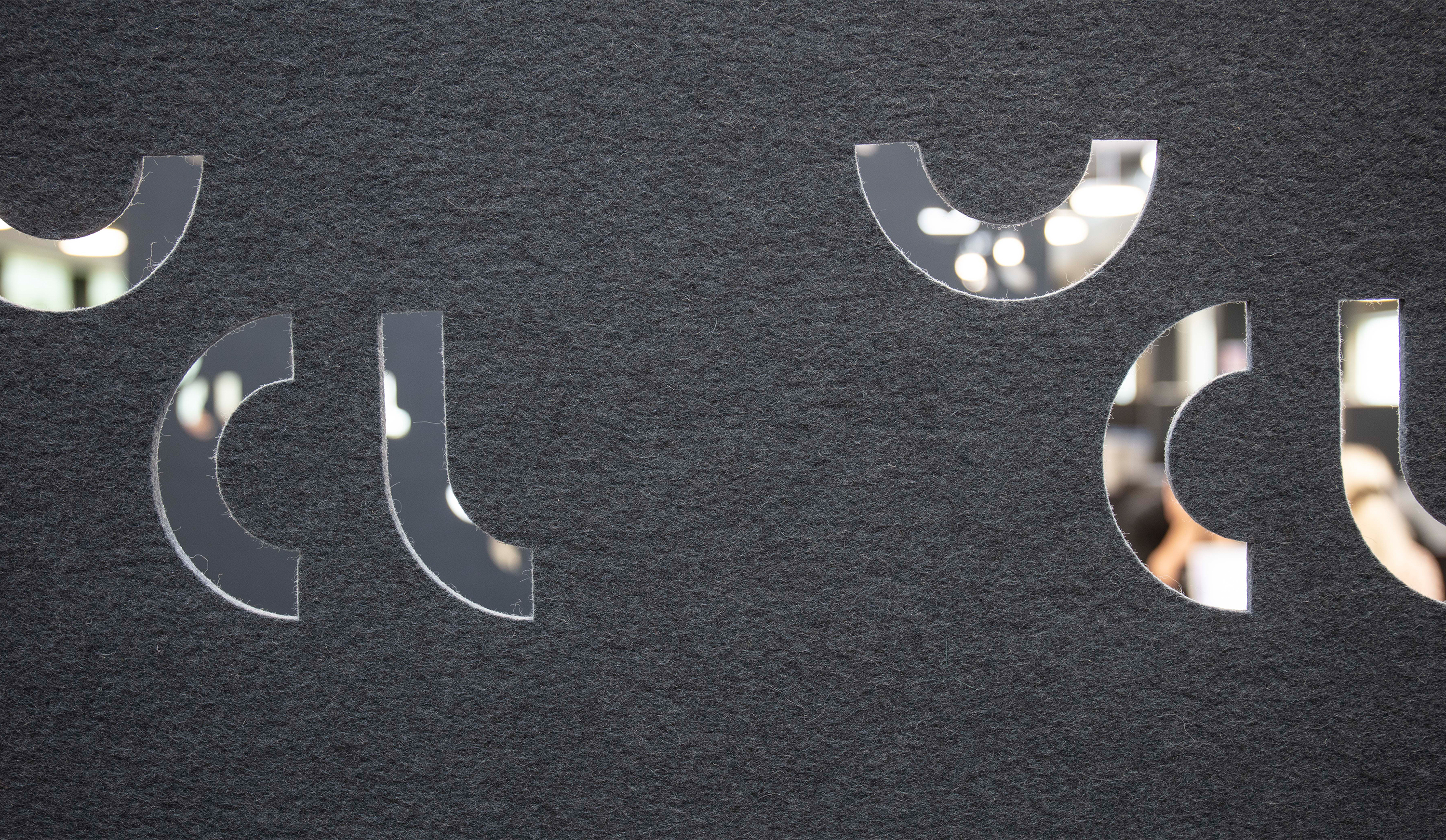 Rumdelere i filt i kantine på universitet med udskæringer (2)