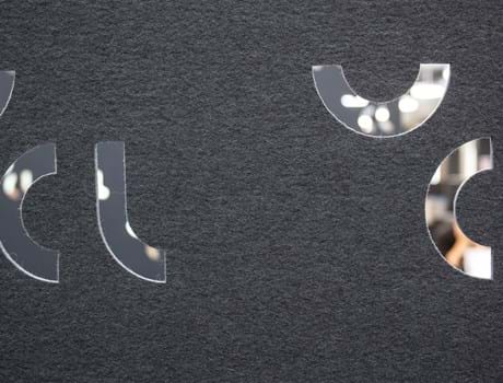 Rumdelere i filt i kantine på universitet med udskæringer (2)