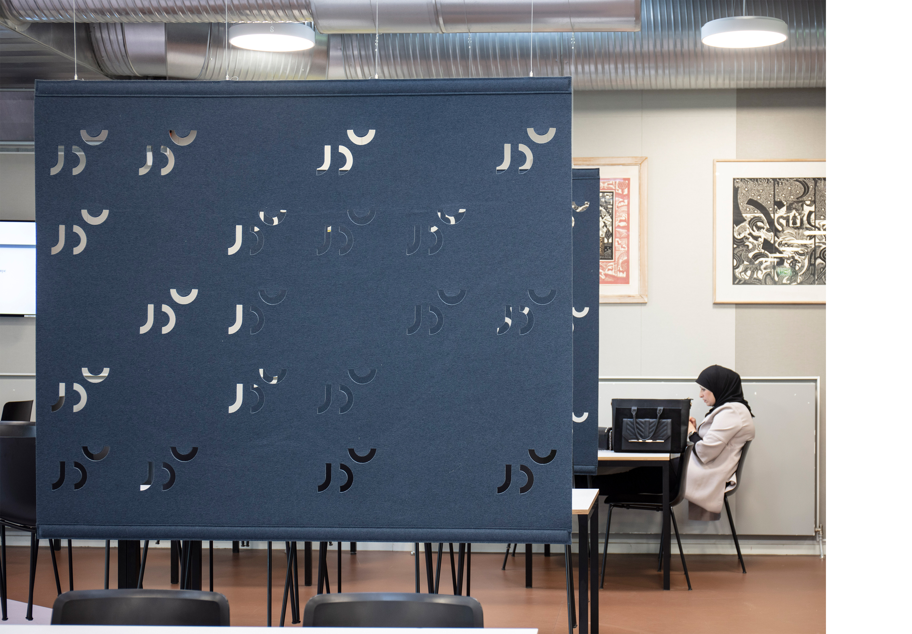 Rumdelere i filt i kantine på universitet med udskæringer (3)